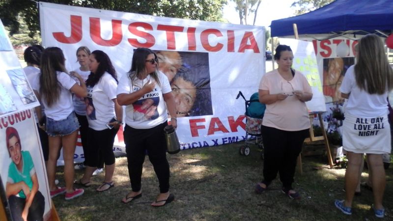 Los familiares de Emi y Faku montaron una muestra de fotos en la Calle Recreativa (Foto: Gustavo de los Ríos / La Capital)