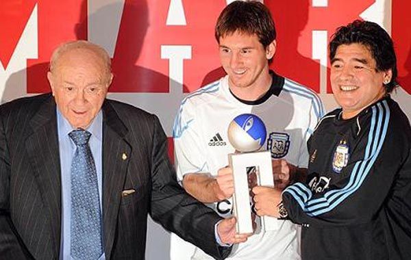 Tres fenómenos: Di Stéfano, Messi y Maradona, juntos en 2009.
