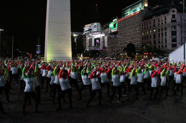 Unas 1400 personas realizaron una performance del Obeslisco junto a Mora Godoy.