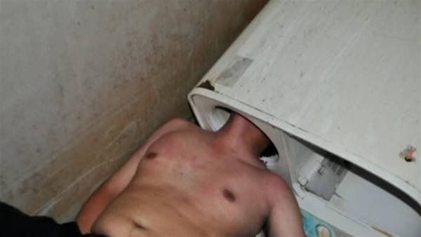 El hombre quedó atrapado en el lavarropas.