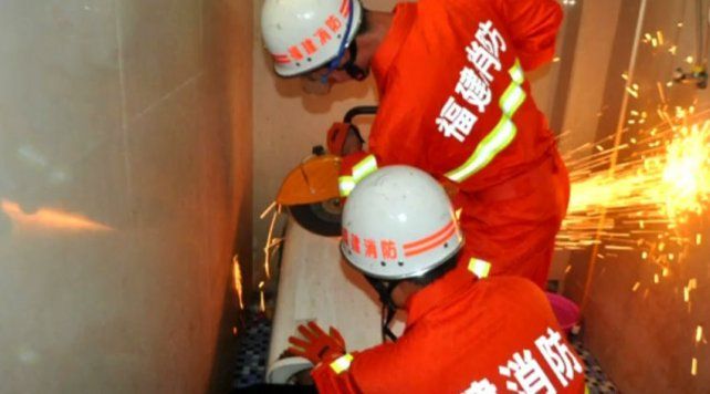 El hombre quedó atrapado en el lavarropas.