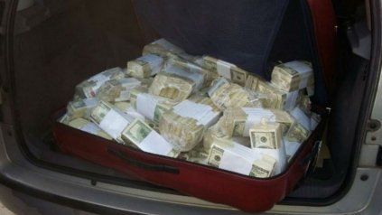 Una de las valijas con dinero que sacaron del monasterio de General Rodríguez.