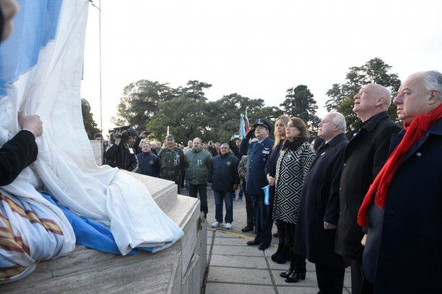 El izamiento comenzó cerca de las 8 con la presencia del gobernador y la intendenta.
