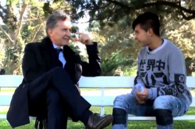 Mauricio Macri y Nahuel, el estudiante rosarino que entrevistó al presidente.