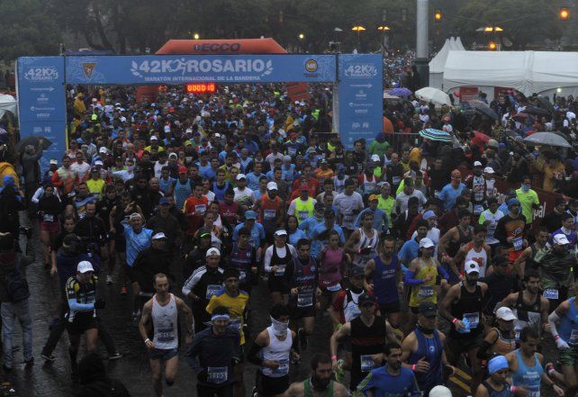 La llovizna acompañó la largada de los corredores.