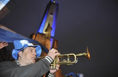 Frente al pie del Monumento no faltó el ritmo musical que llevaron adelante tres trompetistas.