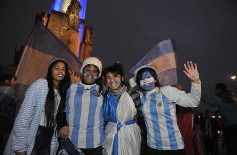 Las cuatro amigas se prepararon con todo para darle el respaldo a Leo.