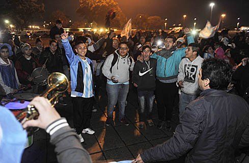 Los rosarinos que se juntaron en el Monumento pidieron a viva voz el regreso de la Pulga a la selección.