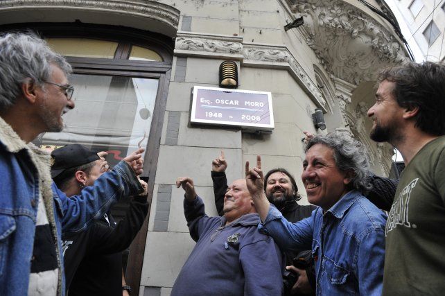 Homenaje. Bateristas y "Mache", dueño de la Buena Medida, en pleno tributo.&nbsp;