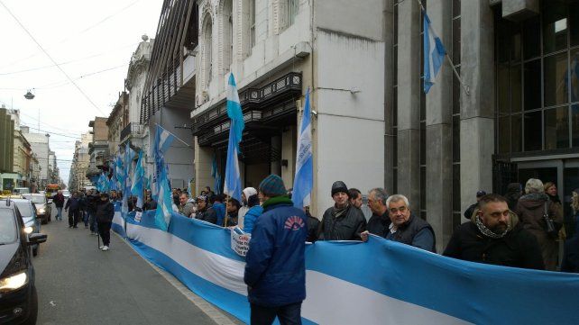 Concentración en las puertas de Empleados de Comercio.