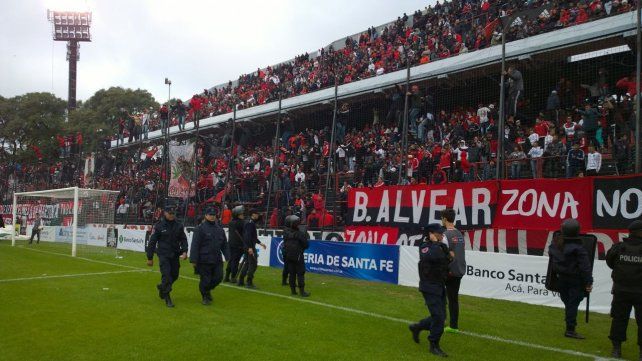 Hinchas subidos al alambrado pusieron en duda la continuidad del partido.