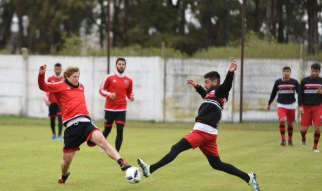 Mateo va al cruce para recuperar el balón.