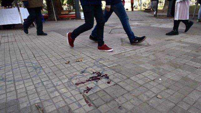 El homicidio ocurrió en uno de los sectores de la plaza López. Esta mañana se veían los rastros de la agresión.