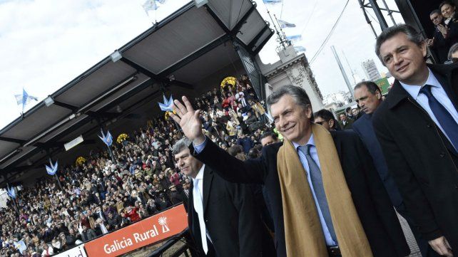 Macri, junto a Luis Etchevehere y el ministro Buryaile. Después de 15 años, un presidente volvió a la Rural.