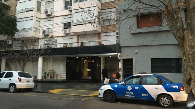 El edificio donde vive Martínez tiene custodio policial. El móvil estuvo toda la noche. 
