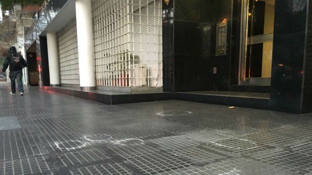 Las marcas en la vereda muestran donde quedaron los casquillos de las balas.
