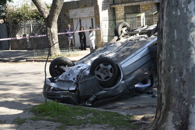El Corsa quedó volcado en&nbsp;Stephenson y Sabín (ex Travesía).