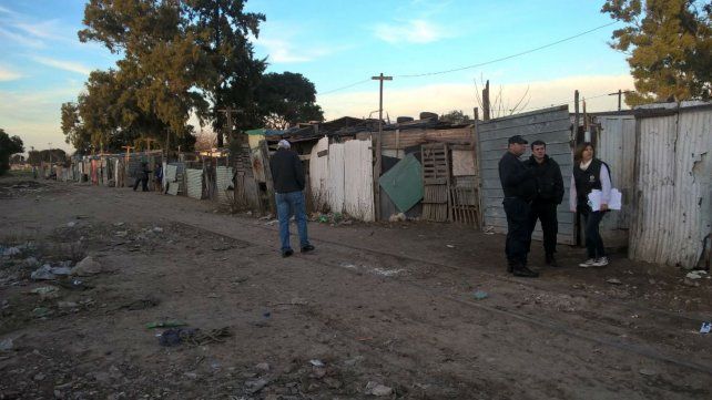 La policía en el lugar donde fue hallado el cadáver. Se trata de un hombre joven que tenía signos de violencia.