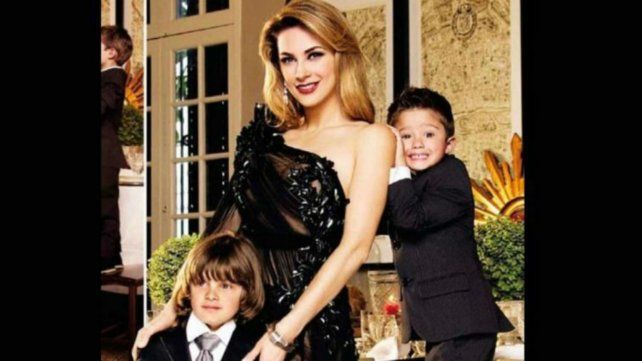 Aracely Arámbula y sus hijos.