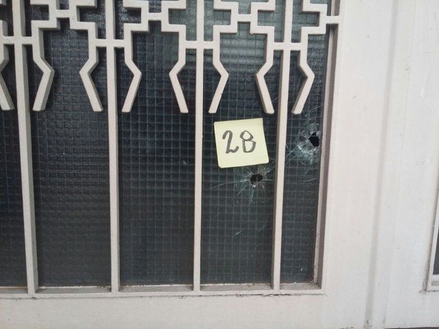 Uno de las balas fue a parar a una vivienda de la cuadra.