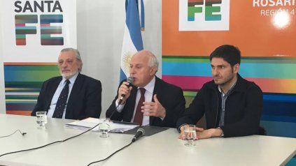 El gobernador de Santa Fe, Miguel Lifschitz, dio una conferencia de prensa secundado por los ministros Ricardo Silberstein y Maximiliano Pullaro.