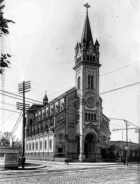 Primera. La Iglesia del Perpetuo Socorro, avenida Alberdi y French (1935).