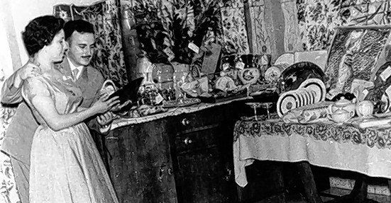 Vida cotidiana. Los novios y sus regalos de casamiento (1960).