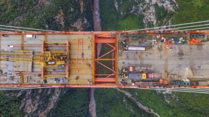El puente, bautizada como Beipanjiang, está situado a 565 metros de altura sobre un cañón al sur del país.&nbsp;