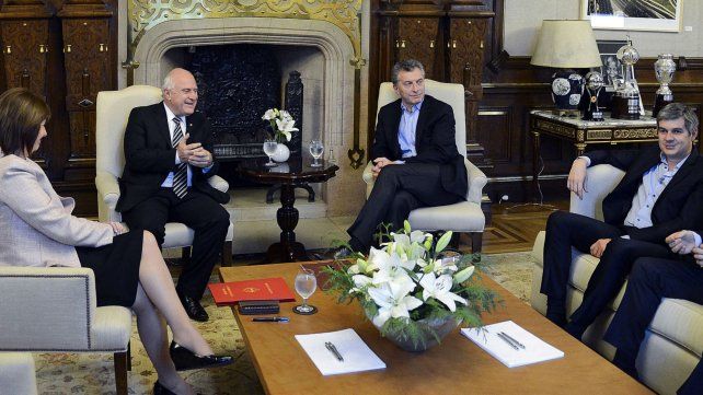 El gobernador Lifschitz junto al presidente Macri y los ministros Peña y Bullrich en la reunión de ayer.