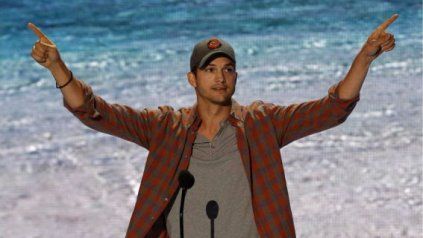El actor Ashton Kutcher conmovido por la entereza de Elena Gálvez.&nbsp;