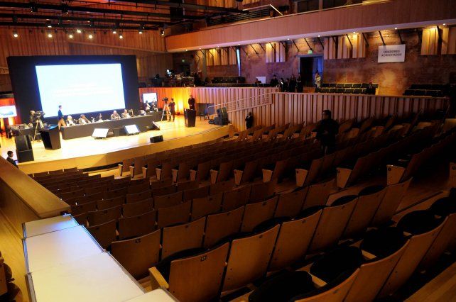 La audiencia se desarrolla ante un auditorio casi vacío.