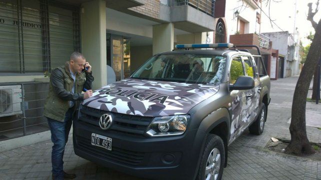 El comisario Druetta, frente a uno de los domicilios allanados esta mañana.