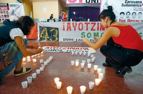 Velas para recordar: "Vivos se los llevaron, vivos los queremos". Velas para recordar: "Vivos se los llevaron, vivos los queremos".
