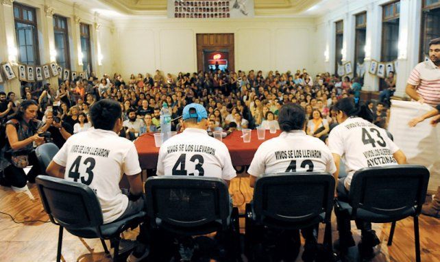 El miércoles pasado el salón de actos del Normal 2 estuvo colmado de estudiantes, en apoyo a la lucha de Ayotzinapa.<br>