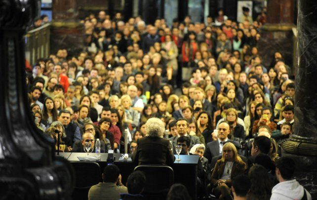 ”Siempre estamos haciendo docencia, para que la gente sepa lo que nos pasó, que nos tocó a todos la dictadura, que de una manera u otra todos perdieron”. dijo Estela ante una multitud en el ECU.