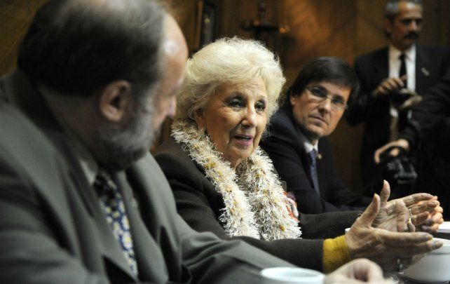 El rector Darío Maiorana, Estela de Carlotto y el decano José Goity.