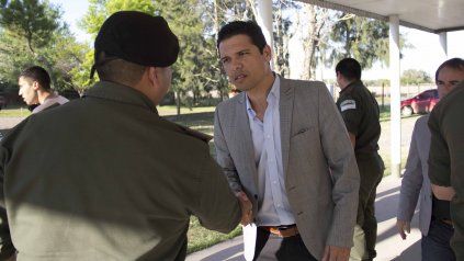 El intendente de Funes les dio la bienvenida a los primeros gendarmes que llegaron a la ciudad. 