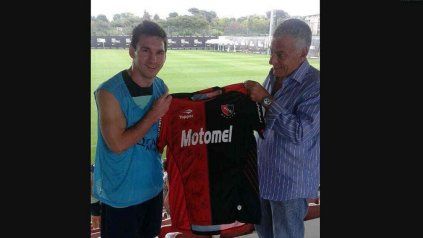 Lionel con el expresidente Guillermo Lorente, cuando este le entregó una camiseta de Newell's firmada. (Foto de archivo)