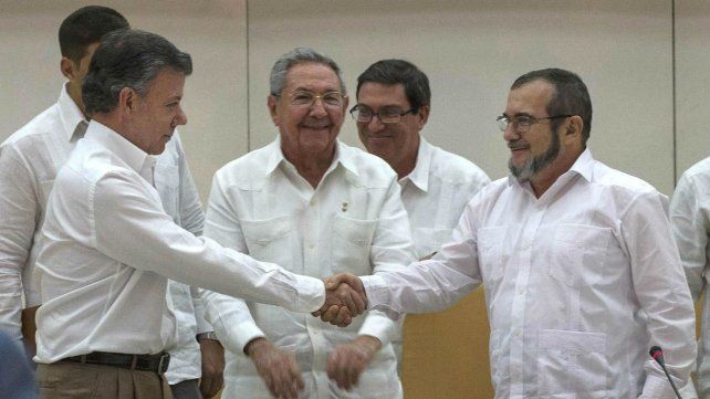 Frente a Raúl Castro, Juan Manuel Santos estrecha la mano con el líder de las Farc Timoleon Jiménez. Fue el 23 de septiembre de &nbsp;2015.&nbsp;