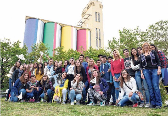 Estudiantes y docentes del Proyecto Caminante. Vuelven visibles lugares simbólicos de Rosario. Comenzaron por el Macro, ahora siguen por el sitio de la tragedia de calle Salta y la Estación Rosario Oeste.