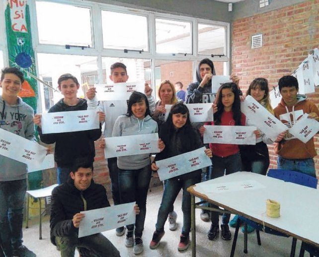 Los chicos y chicas de la 541 con los banderines listos para llevar al Macro.
