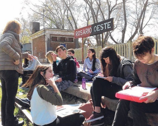 Estudiantes de Pompeya y el registro de testimonios en Rosario Oeste.