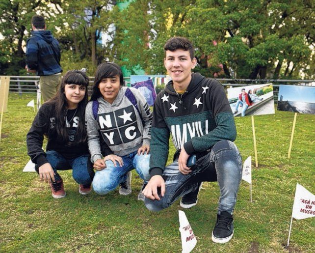 Caminantes que el jueves pasado llevaron sus fotos al frente del museo