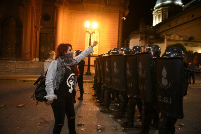 El cruce entre manifestantes y la policía se produjo frente a la Catedral.