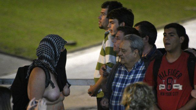Un grupo de hombres se concentró para rezar frente a la Catedral.