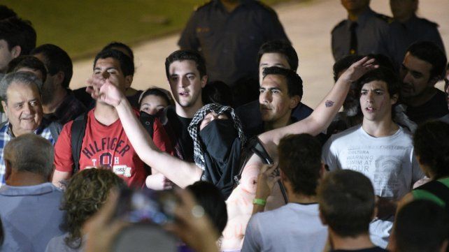 Un grupo de hombres se concentró para rezar frente a la Catedral.