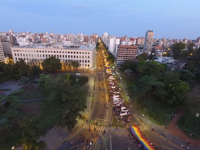 La impactante imagen de la marcha por avenida Pellegrini.