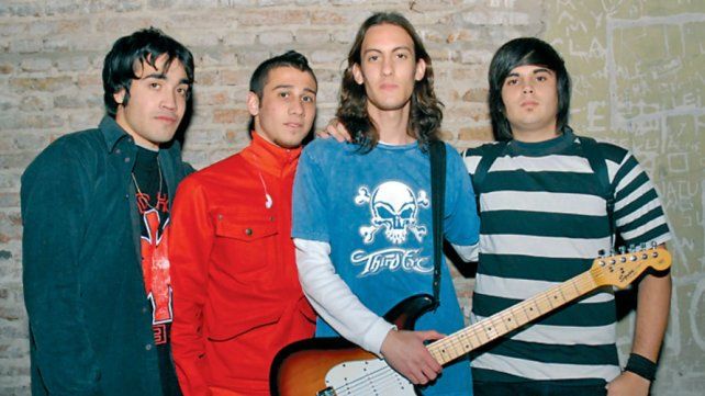 "Under the bridge" fue el primer grupo que salió a escena.