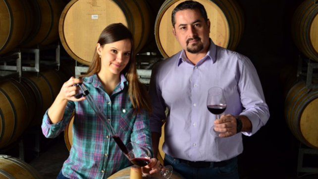 Lucía Espejo y Diego Medina, del equipo enológico de Bodega Don Cristobal.
