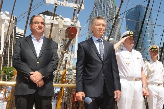 Macri y el ministro de Defensa Martínez, durante el acto de hoy. 